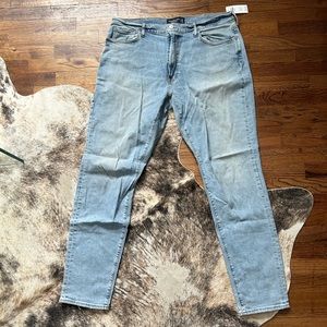 NWT Abercrombie & Fitch Signature Stretch Athletic Slim Jeans - Light Wash